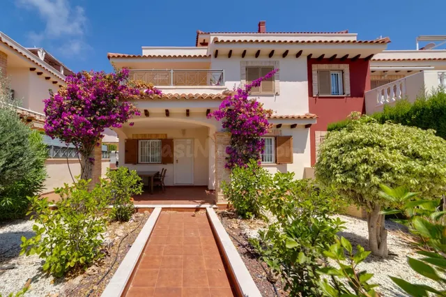 ESPECTACULAR BUNGALOW EN ORIHUELA COSTA CON PISCINA COMUNITA