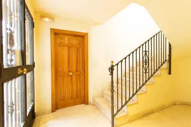 Albayzin bajo zona. piso 3 dormitorios. 2 baños. salón. cocina. calefacción. luminoso. — 22