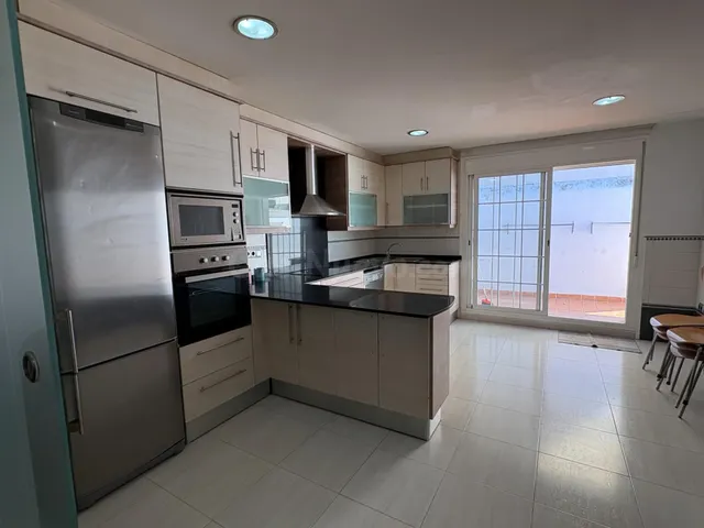 Casa reformada con local comercial en L’Aldea, junto al Delt - foto 4