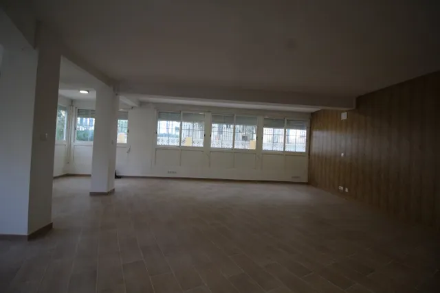 Reformado bastante amplio local comercial en avenida del  Mediterráneo con licencia de oficina. — 14