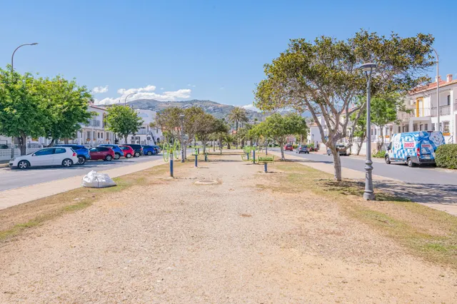 Chalet adosado en Salobreña playa, urb. privada con piscina y jardines. — 8