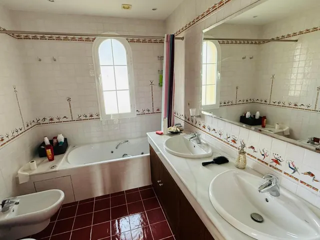 Villa de 5 dormitorios y 5 baños en Casares — 25