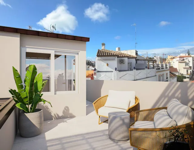 Exclusiva casa mata reformada con terraza y solárium privado en el casco antiguo de Estepona — 28