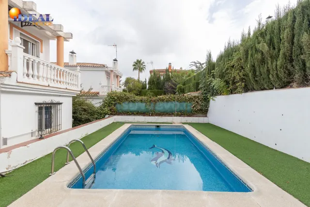 Casa independiente con piscina en La Zubia. — 2