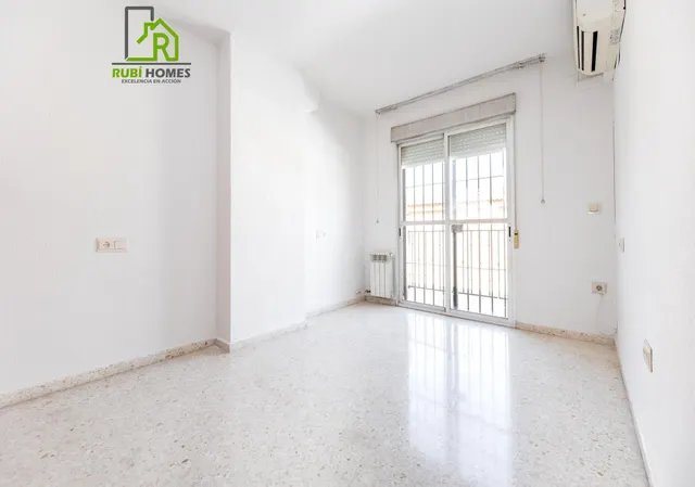 Vive en el corazón de Armilla: 4 dormitorios, patio, terraza y garaje — 12