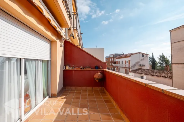 Casa adosada de tres plantas con jardín, terrazas y espacio tipo loft en garaje — 11