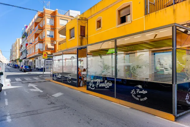 Amplio piso con 4 dormitorios, terraza y garaje en el centro de Torrevieja — 50