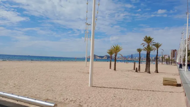 Amplio piso con vistas al mar y 4 dormitorios en 1 Línea playa Levante. — 37