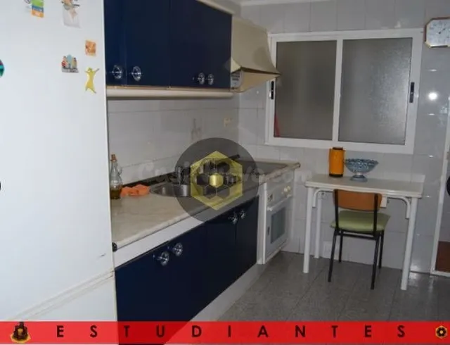 EST/ Piso amueblado para ESTUDIANTES con TRES dormitorios en - foto 3