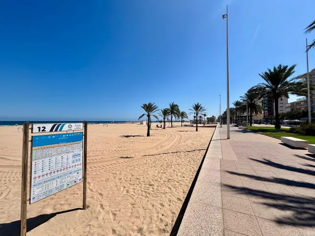 Apartamento en primera línea de playa de Gandia en residencial con piscina comunitaria, garaje y trastero. — 48