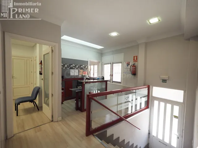 Dos locales habilitados en pleno centro con 200 m2 construid - foto 2
