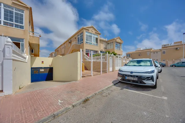 Bungalow planta alta reformado, en residencial con piscina comunitaria — 27