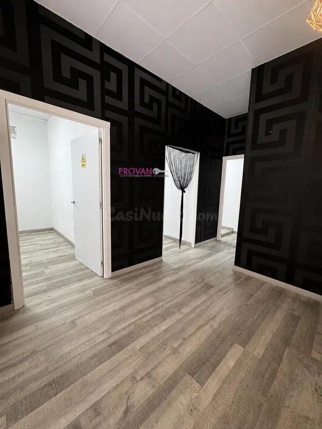 Local comercial en alquiler con tres salas y baño  adaptado — 2