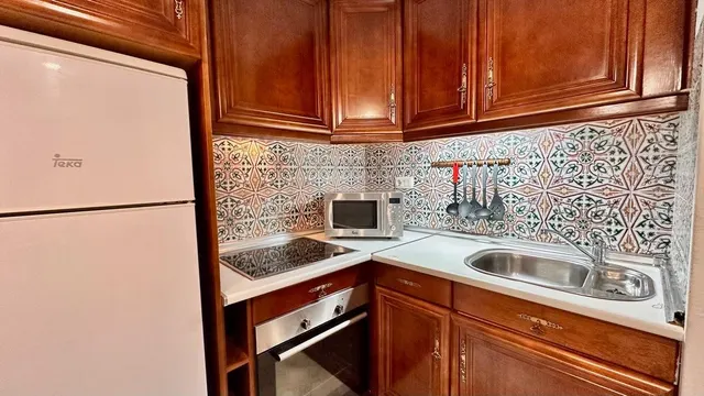 Apartamento con terraza, provincia de Alicante, Torrevieja. 2 habitaciones, 63 m2, 200 metros al mar. — 12