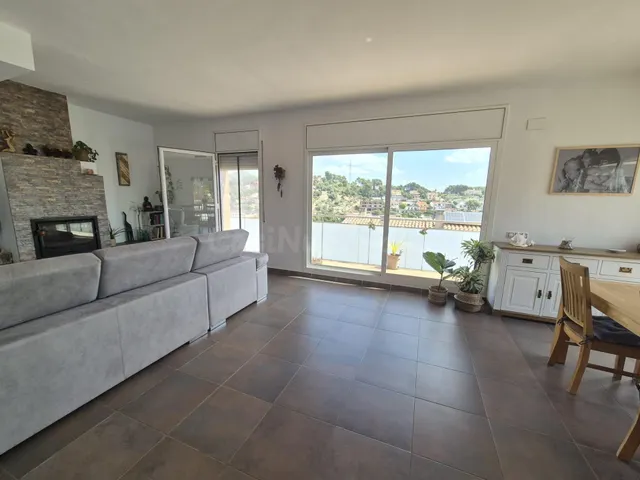 Casa con vistas panorámicas, placas solares y gran terraza en Mas Trader, Cubelles — 2