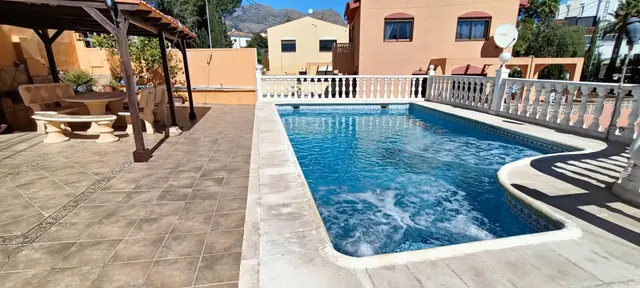 Gran chalet independiente de 3 plantas con dos viviendas y piscina — 10