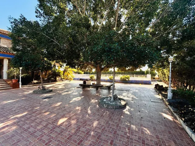 VILLA CON 2 VIVIENDAS EN PARCELA PRIVADA DE 2.500 M2 CERCA D