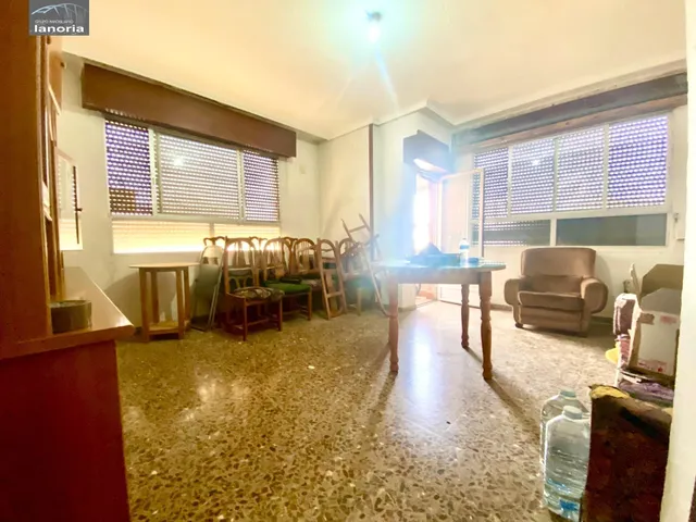 Grupo la Noria VENDE piso CON ascensor para REFORMAR y cochera individual con vado. 3 habitaciones, 1 baño. — 2