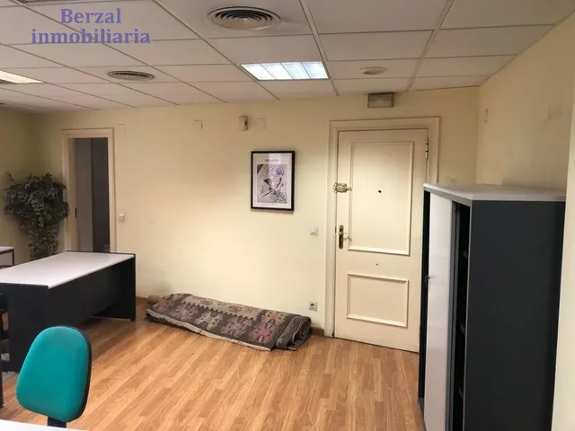 Oficina en el centro, edificio de oficinas, con trastero. MONTADA — 16