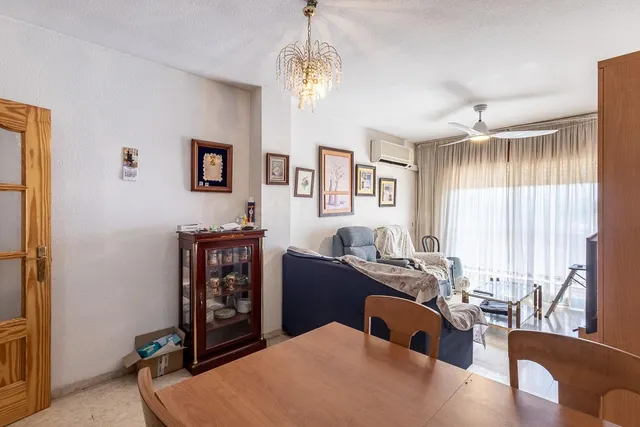 Traumatología (zona). Piso 4 dormitorios, 2 baños. Calefacción central. Plaza de aparcamiento y trastero. — 3