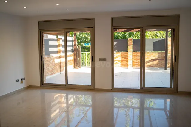 CASA ESQUINERA DE 5 habitaciones EN BARENYS - foto 3