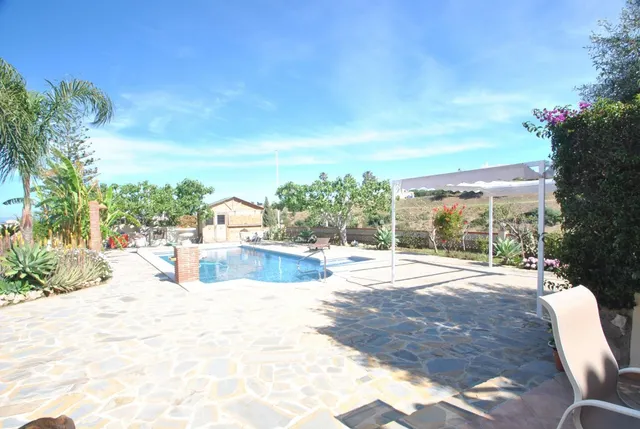 Chalet con grandes terrazas, piscina y apartamento. - foto 5