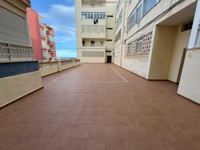 ESTUDIO COMPLETAMENTE REFORMADO.- 1ª LINEA DE MAR — 30