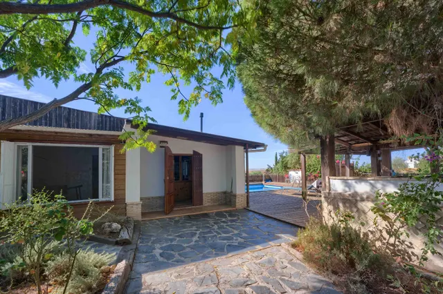 Chalet independiente de una planta con apartamento, piscina y parcela urbana de 2.800 m2 — 13
