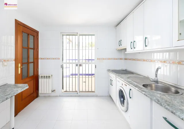 Vive en el corazón de Armilla: 4 dormitorios, patio, terraza y garaje — 8