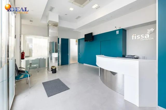 LOCAL COMERCIAL JUNTO AL CAMPUS DE LA SALUD — 5