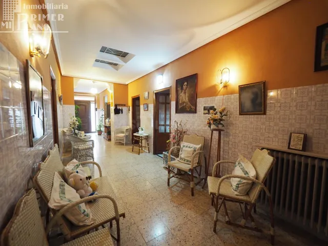 Amplia Casa en Esquina con Terraza y Excelente Ubicación en 