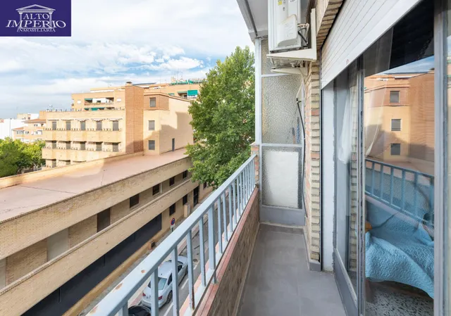 En Venta Piso de 4 dormitorios con ascensor, ideal para reformar a tu gusto. — 27