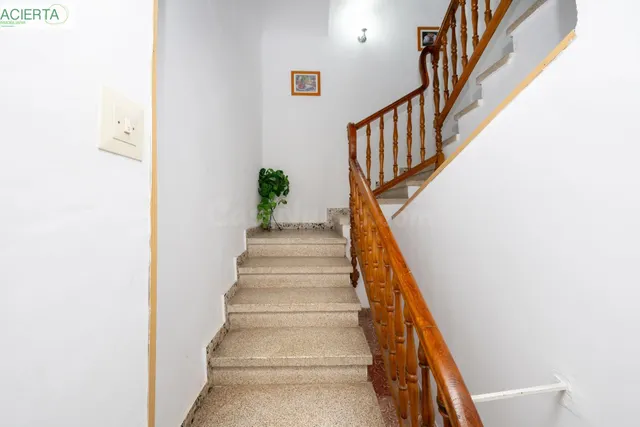 ¡Oportunidad en Lanjarón! Piso con balcón y un gran potencia - foto 3