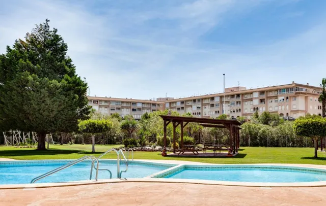 Espectacular bungalow reformado, con amplia terraza y parking para coche dentro de la parcela, en urbanización exclusiva con piscina comunitaria — 10