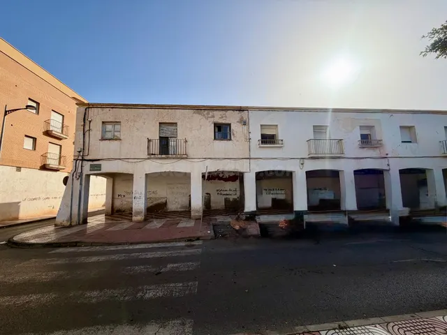 Edificio singular con local comercial, dos viviendas y almac - foto 2