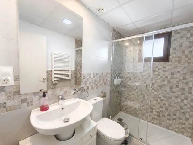 Amplio apartamento de 3 dormitorios a 600 metros de la playa y servicios — 15