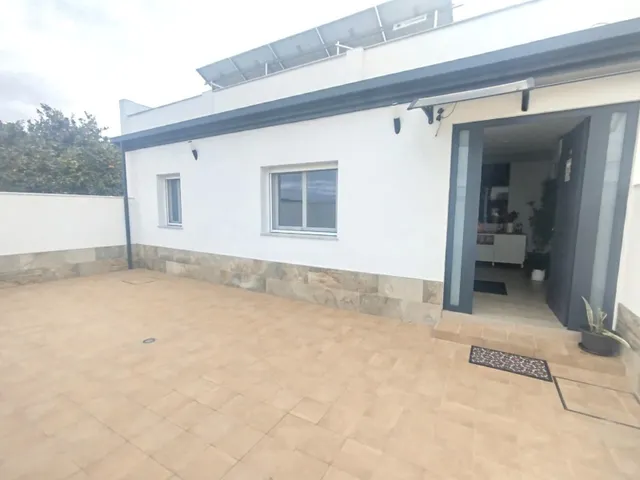 PLANTA BAJA CON PATIO, PORCHE, GARAJE Y GRAN TRASTERO EN LAS - foto 2