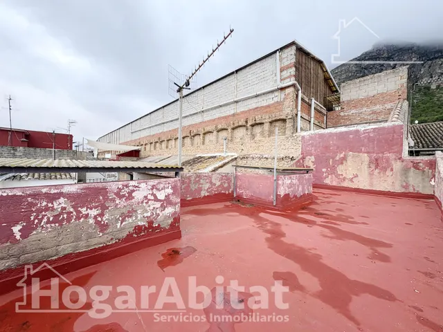 AMPLIA CASA PARA REFORMAR CON GARAJE Y TERRAZA EN EL CENTRO — 47