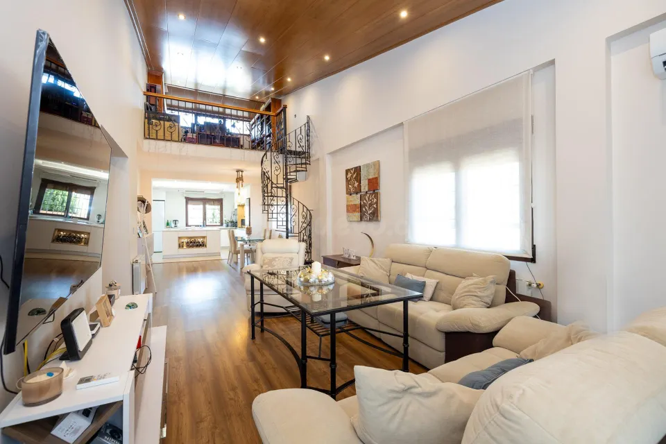 CHALET DE ENSUEÑO EN URB. VIÑA DEL REY, OTURA