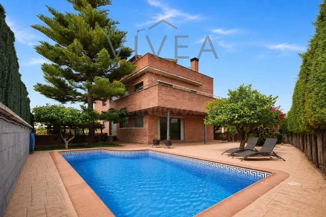 ESPECTACULAR CASA A CUATRO VIENTOS CON PISCINA Y GRANDES TER