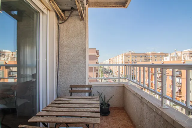 Luminoso piso exterior a esquina de 90 m2 con balcón, garaje y vistas despejadas en avenida de Alicante (vpo) — 4
