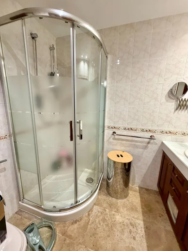 BAJO DE 3 DORMITORIOS CON TERRAZA DE 25 M2, PATIO, GARAJE, TRASTERO Y PISCINA EN MARÍA LA JUDÍA — 28