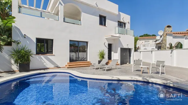 Casa moderna con cuatro habitaciones, piscina y garaje — 35