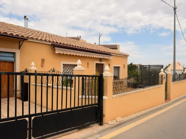 Acogedora casa de planta baja con jardín mediterráneo, patio soleado y gran garaje privado en Las Palas — 2