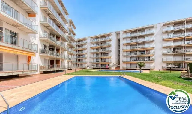 Luminoso ático con terraza, piscinas, parking y trastero en  - foto 2