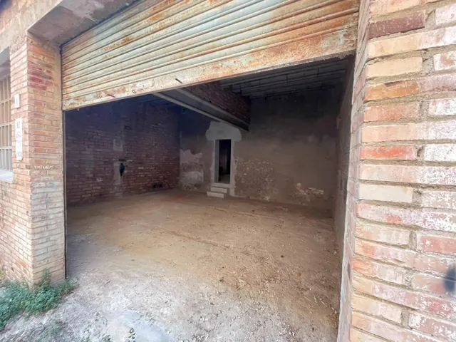 Local-magatzem, amb dos accessos per a vehicles al Rec d’Igualada – 123 m2 — 6