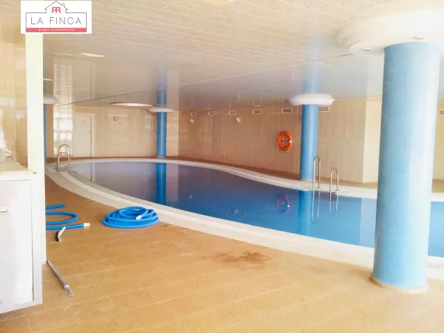 Increíble apartamento frente a la playa con parking, piscina y zona de spa — 17