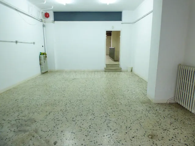 Local comercial con entrada de vehículos en alquiler en Manr - foto 2