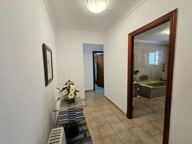 Exceptional Detached Corner Villa with Swimming Pool and Prime Location — 33
