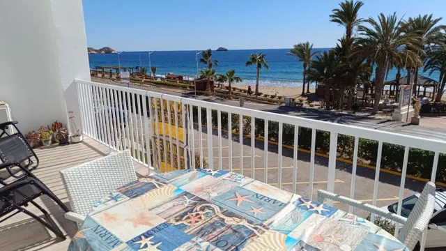 Hermoso apartamento con vista al mar en primera línea de pla - foto 2